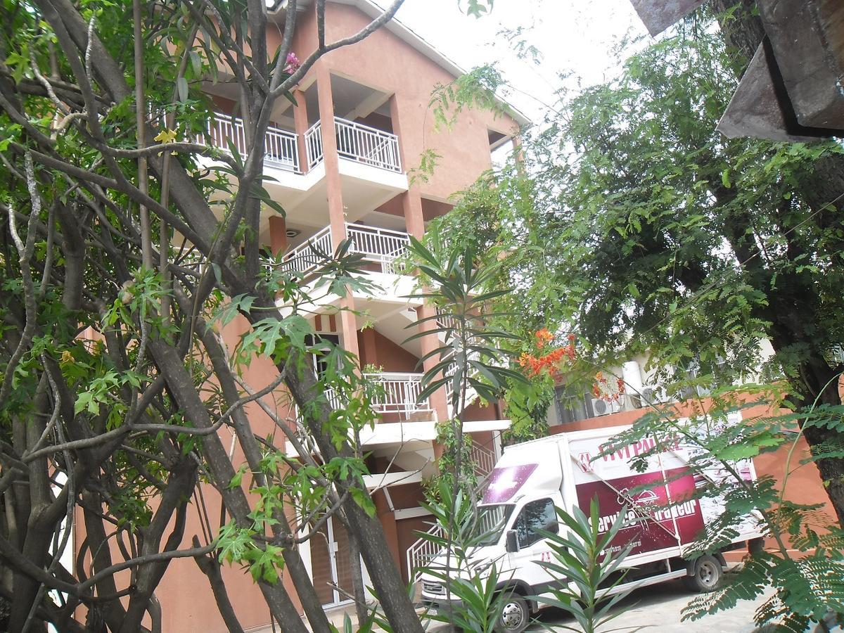 Hotel Vivi Palace Matadi Bagian luar foto