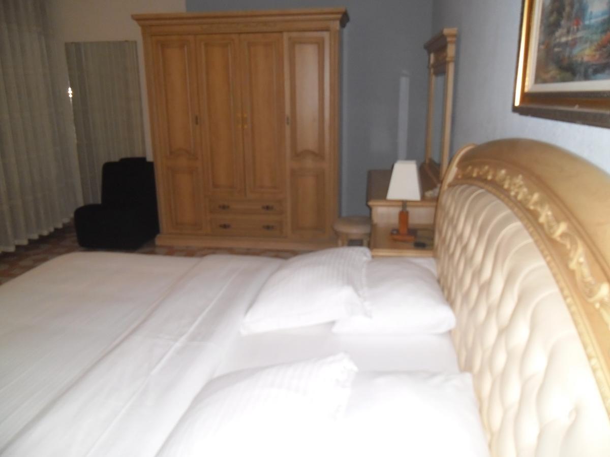 Hotel Vivi Palace Matadi Bagian luar foto