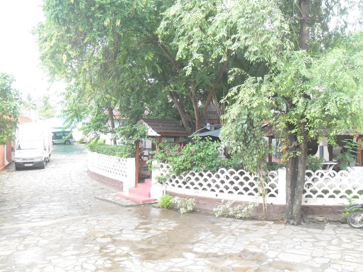 Hotel Vivi Palace Matadi Bagian luar foto