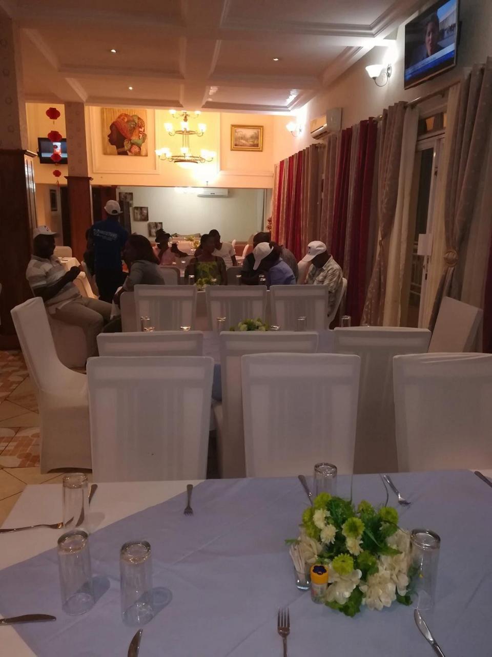 Hotel Vivi Palace Matadi Bagian luar foto